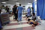 Раненому оказывают помощь после взрыва в больнице Аль-Ахли в Газе, 17 октября 2023 года