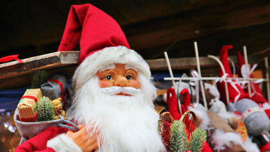 В Екатеринбурге подростки похитили двухметрового Санта Клауса