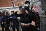 Люди в праздничных масках во время карнавала в Венеции, 27 января 2024 года