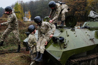 Украинские военнослужащие во время учений около села Девички в Киевской области, октябрь 2017 года