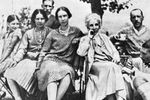 Игорь Стравинский (справа на заднем плане) с семьей, 1929 год