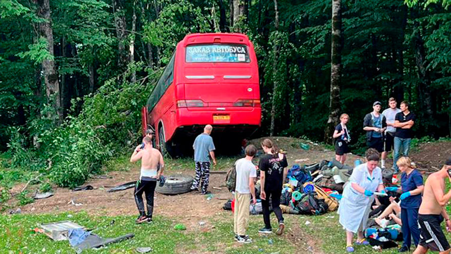 В Краснодарском крае автобус со студентами врезался в дерево