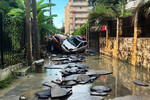 Скопление автомобилей, снесенных потоками воды во время ливня в Сочи, 25 июля 2022 года