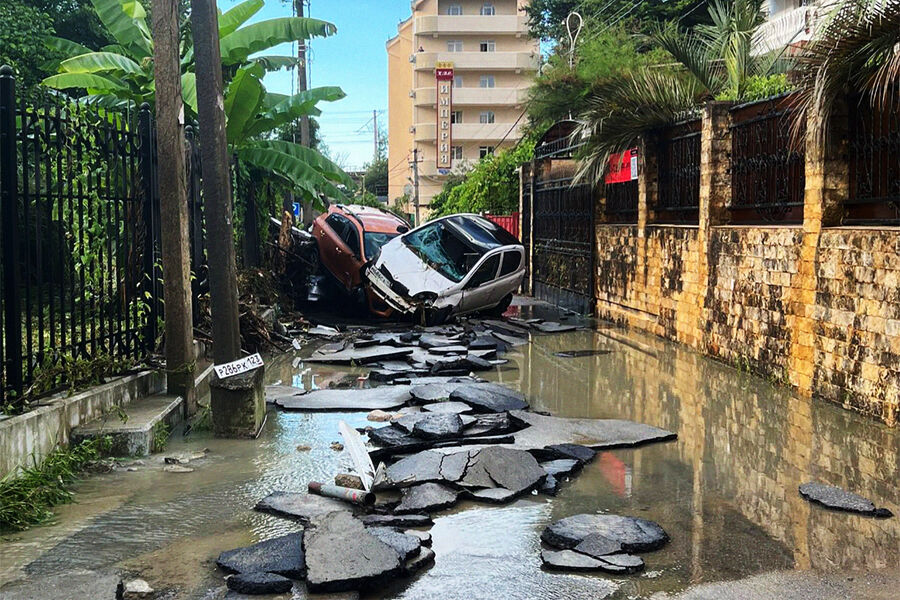 Скопление автомобилей, снесенных потоками воды во время ливня в&nbsp;Сочи, 25&nbsp;июля 2022&nbsp;года