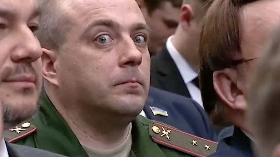 Раскрыта личность удивленного военного без руки на выступлении Путина