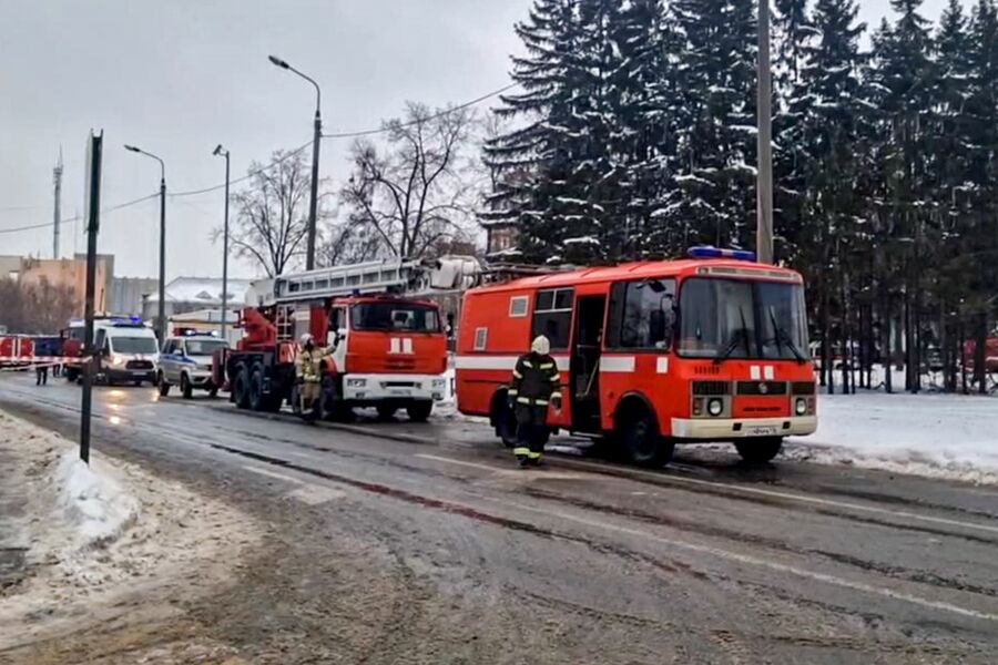 Автомобили экстренных служб около&nbsp;ЖК &laquo;Лазурные небеса&raquo; в&nbsp;Казани, 21&nbsp;декабря 2024&nbsp;года