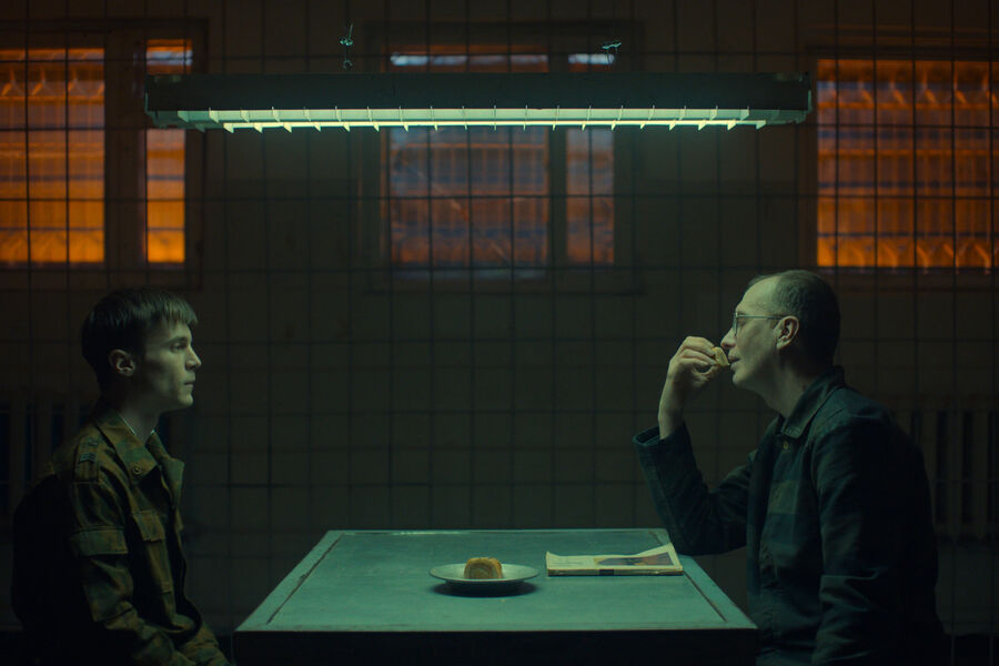 <b>“Аутсорс” (2025)</b>
<br><br>
Янковский признавался, что списал образ Кости с антигероев Хавьера Бардема из «Старикам тут не место» и Билли Боба Торнтона из первого сезона «Фарго». Действия обоих не поддаются логическому объяснению, и понять, как в их душе поселился мрак, невозможно — как и в случае с Костей.