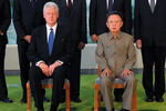 Бывший президент США Билл Клинтон и лидер Северной Кореи Ким Чен Ир в Пхеньяне, 2009 год
