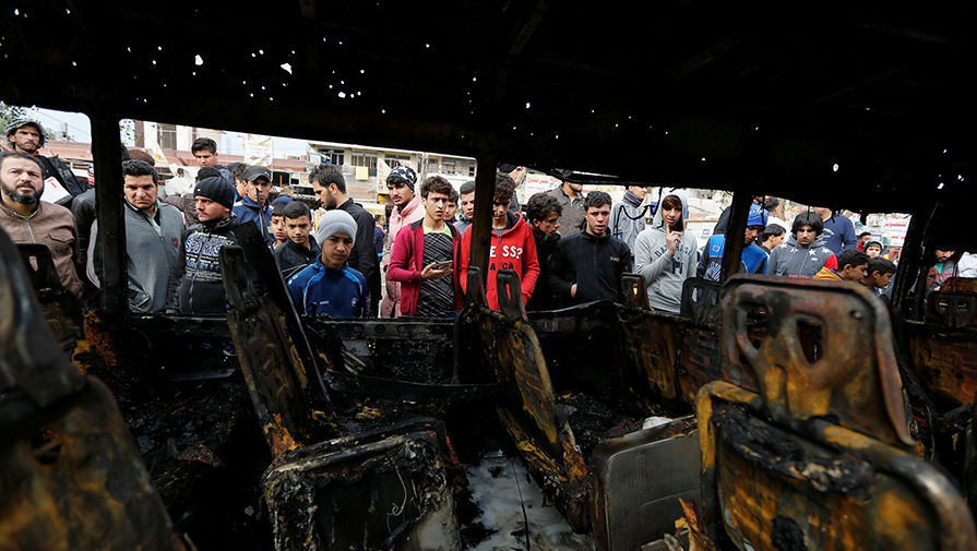 Сгоревший автобус на&nbsp;месте теракта в&nbsp;Мадинат-эс-Садр, пригороде Багдада, 2&nbsp;января 2017&nbsp;года