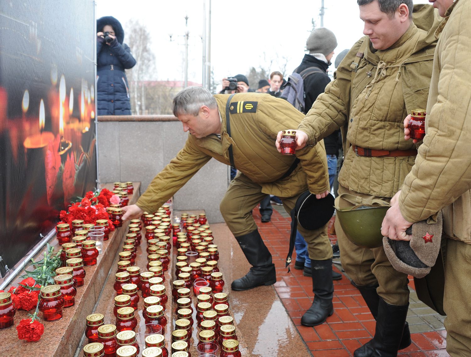Участники всероссийской акции «Мы вместе против террора» на Новособорной площади в Томске