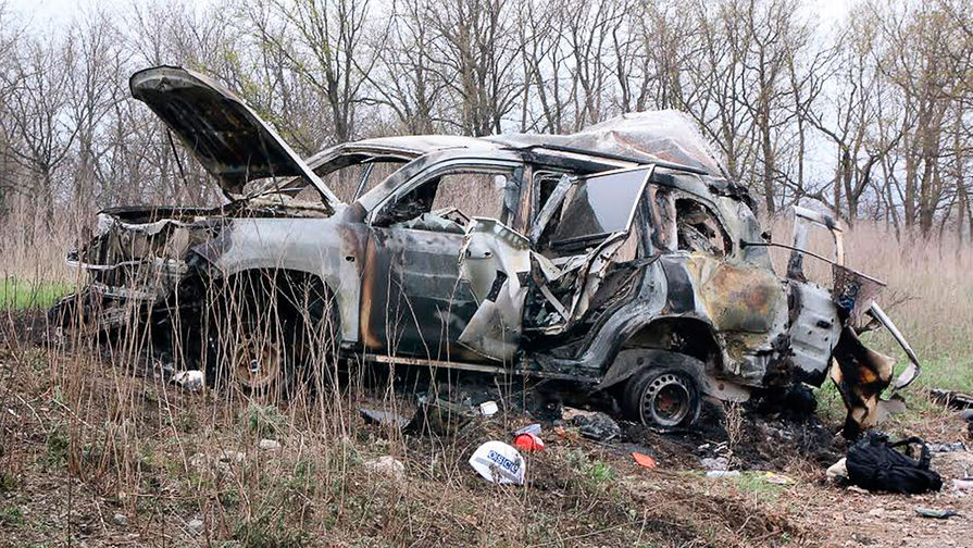 Автомобиль, при подрыве которого погиб cотрудник специальной мониторинговой миссии (СММ) ОБСЕ, в районе села Пришиб Славяносербского района ЛНР, 23 апреля 2017 года