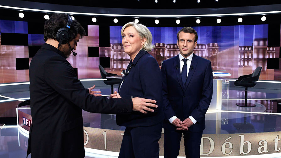 Кандидаты в президенты Франции Марин Ле Пен и Эммануэль Макрон перед началом теледебатов в студии около Парижа, 3 мая 2017 года