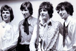 Участники Pink Floyd Ричард Райт, Роджер Уотерс, Сид Барретт и Ник Мейсон в Лондоне, 1967 год