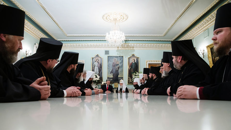 Президент Украины Петр Порошенко во время встречи с архиереями Украинской православной церкви в Киеве, 21 октября 2018 года