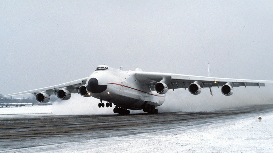 Транспортный самолет АН-225 &laquo;Мрия&raquo; (&laquo;Мечта&raquo;) во время первого испытательного полета, 21 декабря 1988 года