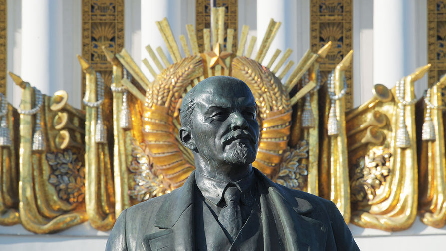 Памятник В. И. Ленину (архитектор Р. Р. Гаспарян, скульптор П. П. Яцыно) у Центрального павильона ВДНХ в Москве