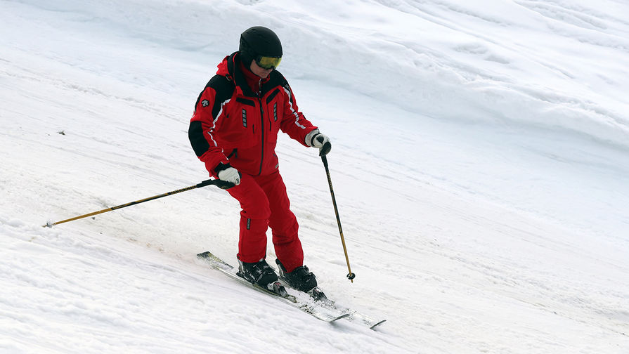 Президент России Владимир Путин во время катания на&nbsp;лыжах в&nbsp;Сочи, 13 февраля 2019 года