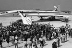 Журналисты со всего мира около самолета «Конкорд» в аэропорту Грейпвайна, штат Техас, после его первой посадки на территории США, 1973 год