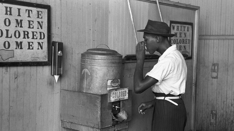 Емкости с водой для темнокожих и белых в Оклахоме. Фотография Рассела Ли (1939 год) 