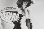 Актриса Жа Жа Габор в образе Жанны Аврил, звезды знаменитого парижского кабаре, в фильме 1952 года «Мулен Руж»