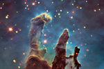 «Столпы Творения» — скопления («слоновьи хоботы») межзвездного газа и пыли в туманности Орел. Примерно в 7000 световых лет от Земли, впервые зафиксированны на фотографии космическим телескопом «Хаббл»