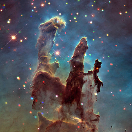 «Столпы Творения» &mdash; скопления («слоновьи хоботы») межзвездного газа и пыли в&nbsp;туманности Орел. Примерно в&nbsp;7000 световых лет от Земли, впервые зафиксированны на&nbsp;фотографии космическим телескопом «Хаббл»
