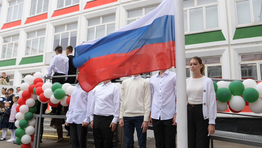 Две трети школьников в России считает себя патриотами, но почти половина хочет уехать из страны