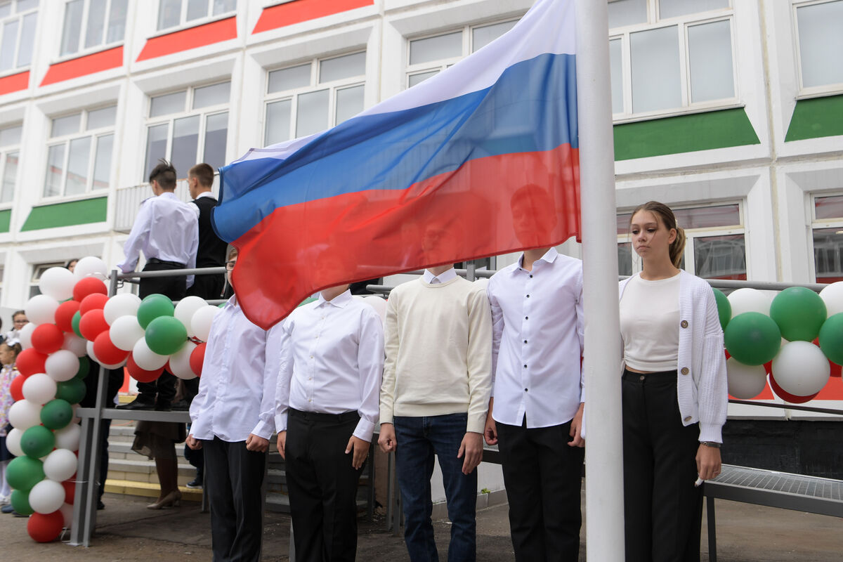 Новый закон обяжет размещать флаг России во всех детсадах, школах,  колледжах и вузах - Газета.Ru | Новости