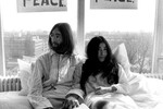Джон Леннон и Йоко Оно проводят пресс-конференцию «В постели ради мира» в президентском люксе отеля «Хилтон» во время своего медового месяца, 1969 год