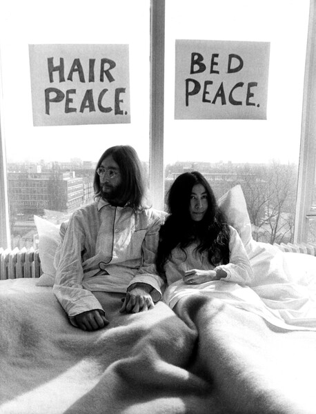 Джон Леннон и Йоко Оно проводят пресс-конференцию «В постели ради мира» в&nbsp;президентском люксе отеля «Хилтон» во время своего медового месяца, 1969&nbsp;год