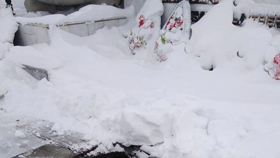 Под Челябинском снегоуборочная техника снесла Вечный огонь 