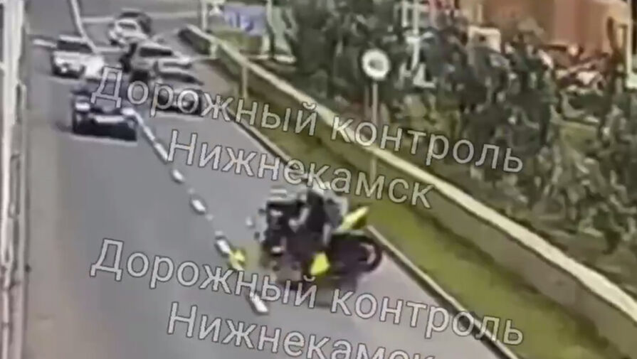 Мотоцикл врезался в автомобиль и вспыхнул в Нижнекамске