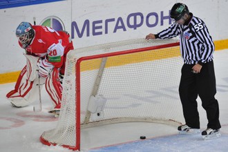 Вратарь Павел Сучков в дебютном для себя матче в КХЛ