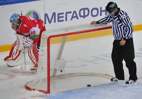Вратарь Павел Сучков в дебютном для себя матче в КХЛ