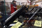 Выставочный стенд с пистолетами 45-го калибра в магазине компании Coliseum Gun Traders Ltd в Нью-Йорке.