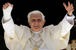 В 2008 году папа Бенедикт XVI сломал запястье правой руки, поскользнувшись в ванной во время отдыха на севере Италии