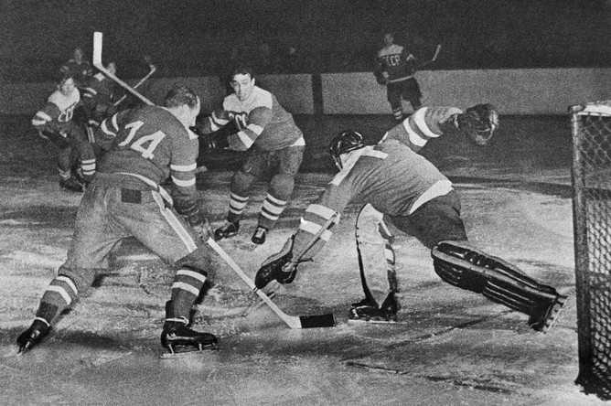 Сборная СССР в матче против команды Швеции на ЧМ-1954