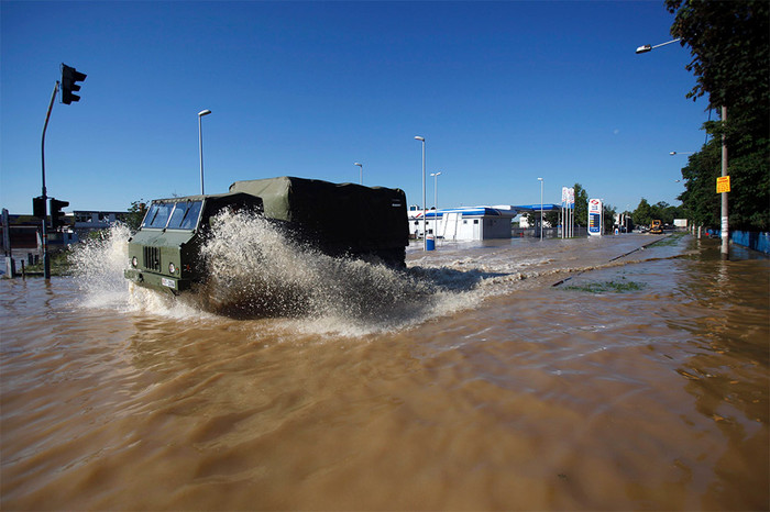 Автомобиль сербской армии едет по&nbsp;затопленному в&nbsp;результате наводнения городу Обреновац