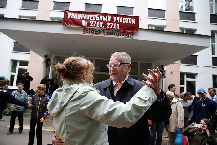 Лидер ЛДПР Владимир Жириновский перед началом голосования на выборах в Московскую городскую думу у одного из избирательных участков