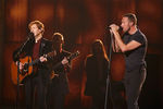Бек Хэнсен и Крис Мартин выступают на 57-й церемонии вручения «Грэмми»
