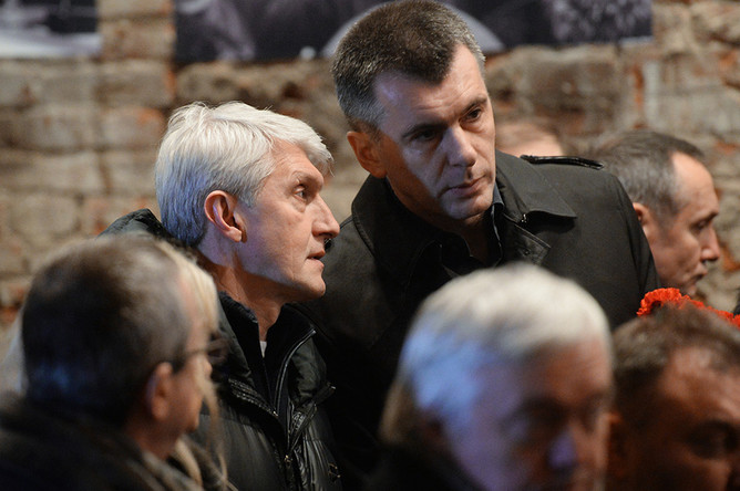 Бывший глава МФО «Менатеп» Платон Лебедев и политик и бизнесмен Михаил Прохоров (слева направо на втором плане) во время церемонии прощания с политиком Борисом Немцовым в Сахаровском центре