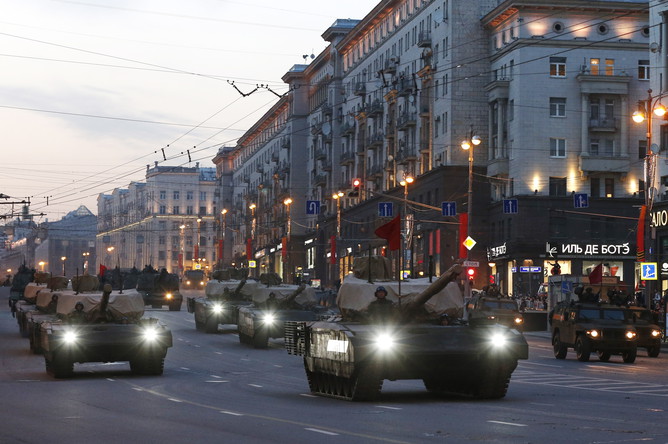 Танки «Армата» во время проезда военной техники по Тверской улице перед началом репетиции парада на Красной площади в честь 70-летия Победы в Великой Отечественной войне
