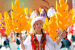 Юные жители Киргизии принимают участие в театрализованном представлении «Парад наследников Победы», которое прошло на центральной площади Бишкека