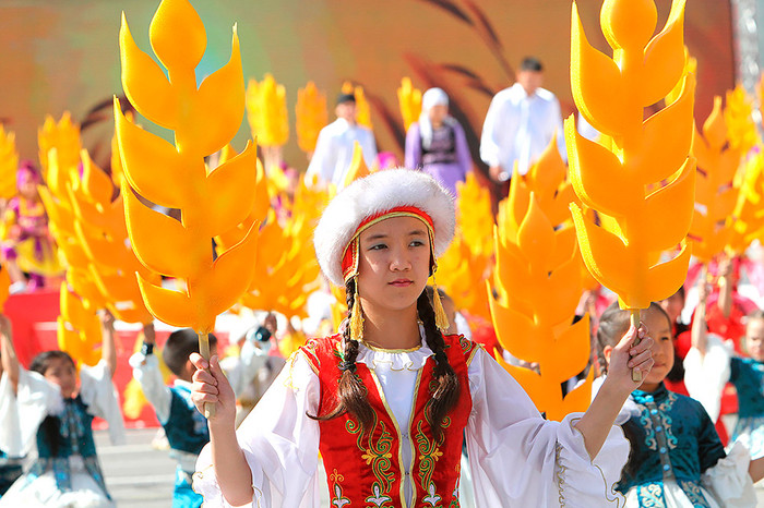 Юные жители Киргизии принимают участие в&nbsp;театрализованном представлении &laquo;Парад наследников Победы&raquo;, которое прошло на&nbsp;центральной площади Бишкека