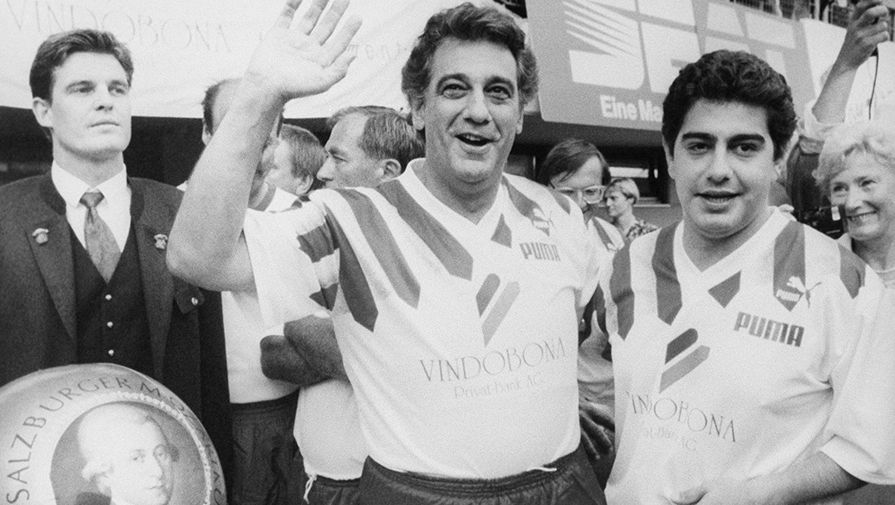 Пласидо Доминго (в центре) и его сын Альваро во время футбольного матча в&nbsp;Зальцбурге, 1991 год