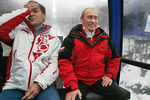 Александр Жуков и президент России Владимир Путин (слева направо) в кабине подъемника канатной дороги горнолыжного курорта Красная Поляна, 2007 год