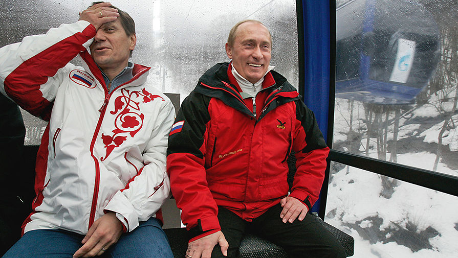 Александр Жуков и президент России Владимир Путин (слева направо) в&nbsp;кабине подъемника канатной дороги горнолыжного курорта Красная Поляна, 2007 год