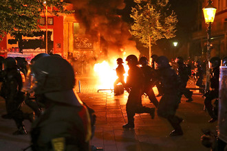 Сотрудники полиции во время протестной демонстрации накануне саммита G20 в Гамбурге, 6 июля 2017 года