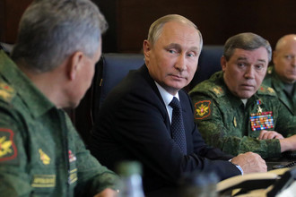 Владимир Путин во время инспекции действий вооружённых сил Союзного государства России и Белоруссии на основном этапе совместного стратегического учения «Запад-2017» на полигоне «Лужский». Второй справа - начальник Генерального штаба Вооруженных сил РФ - первый заместитель министра обороны РФ генерал армии Валерий Герасимов, слева - министр обороны РФ Сергей Шойгу, 18 сентября 2017 года