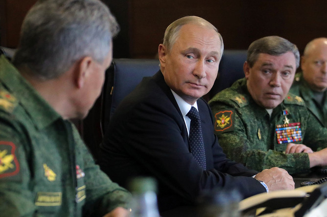 Владимир Путин во время инспекции действий вооружённых сил Союзного государства России и Белоруссии на основном этапе совместного стратегического учения «Запад-2017» на полигоне «Лужский». Второй справа - начальник Генерального штаба Вооруженных сил РФ - первый заместитель министра обороны РФ генерал армии Валерий Герасимов, слева - министр обороны РФ Сергей Шойгу, 18 сентября 2017 года